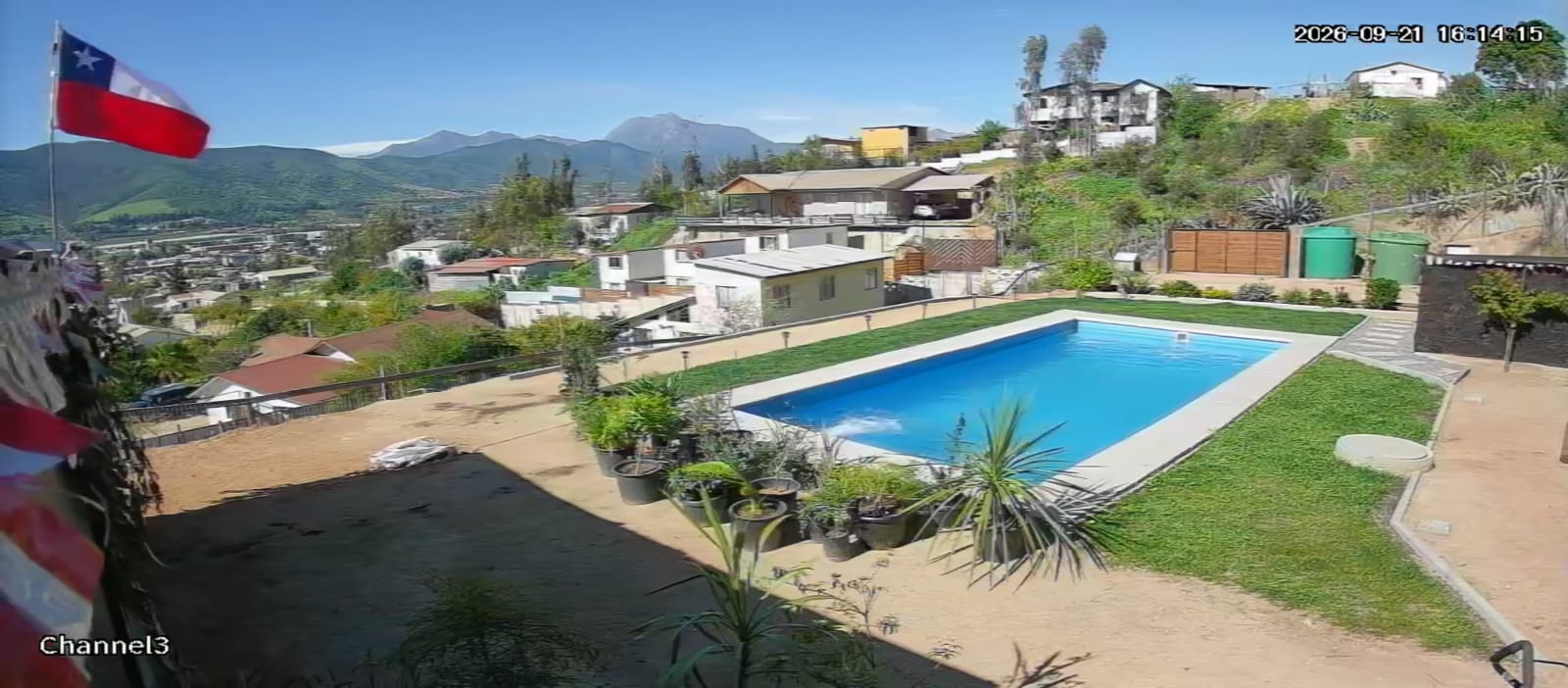 Cámara de seguridad Vigilancia Segura, vista diurna de piscina y patio